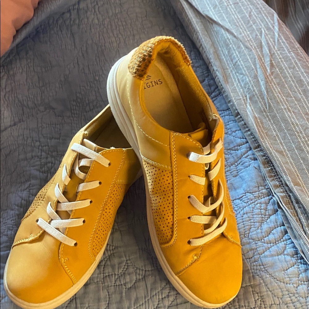 Earth Origins Elson Mustard nubuck leather Slip-On Sneakers 9.5